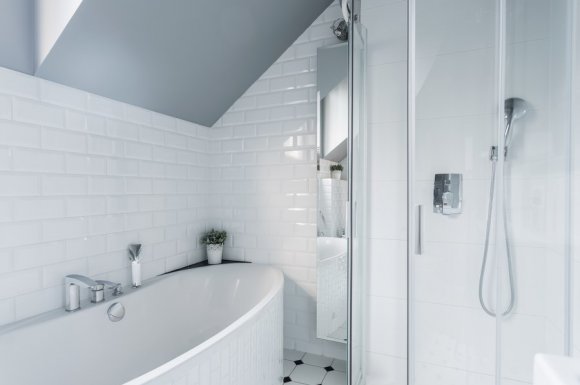 Entreprise pour la rénovation de salle de bain avec douche et baignoire 