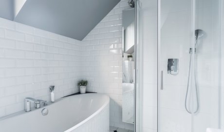 Entreprise pour la rénovation de salle de bain avec douche et baignoire 